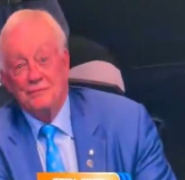 Jerry Jones en la semifinal Francia vs España en el Mundial 2026