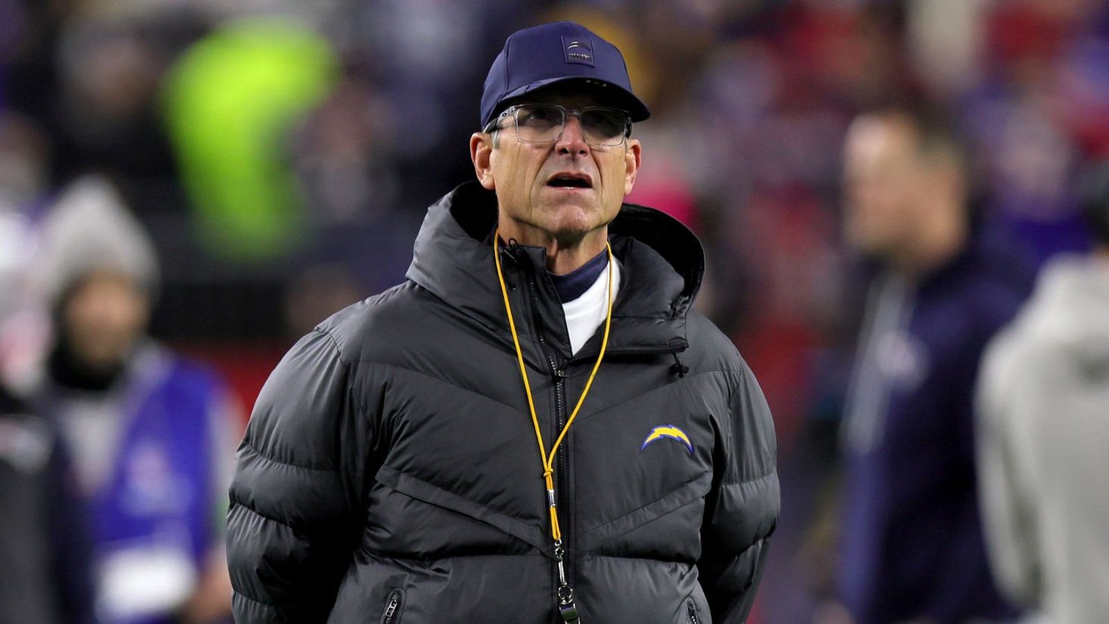 Jim Harbaugh, entrenador en jefe de Los Angeles Chargers. Foto: Getty Images.