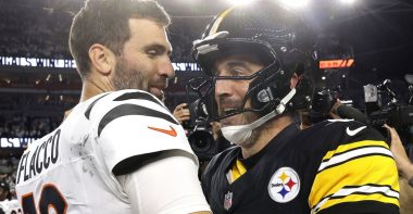 QB Joe Flacco, Cincinnati Bengals; y QB Aaron Rodgers, Pittsburgh Steelers. Foto: Michael Hickey/Getty Images