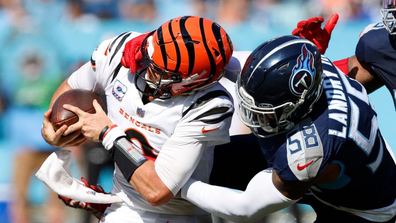 QB Joe Burrow, Cincinnati Bengals, es tackleado por el LB Harold Landry III, Tennessee Titans