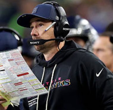 Klint Kubiak como coordinador ofensivo con los Seattle Seahawks. Foto: Getty Images.