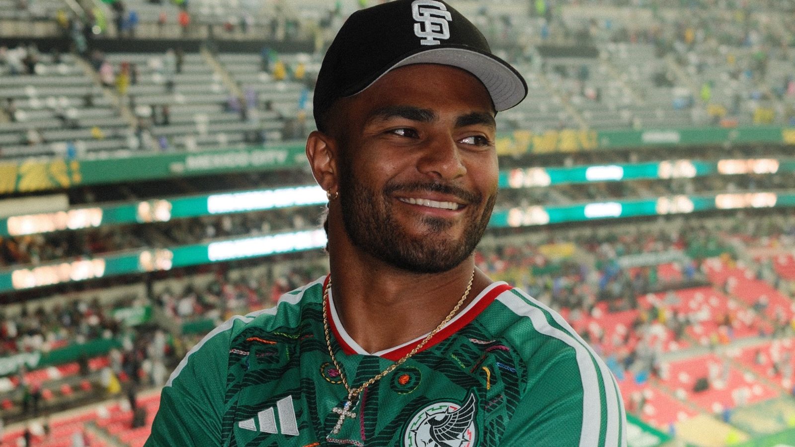 Fred Warner y su vínculo con México: así fue la visita del linebacker de los 49ers al Estadio Azteca