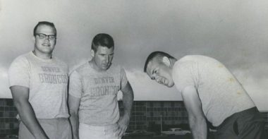 LB Jerry Wayne Hopkins con los Denver Broncos (a la izquierda en la foto).