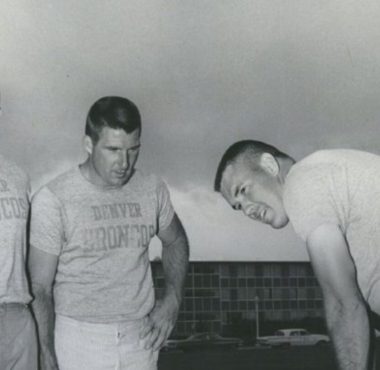 LB Jerry Wayne Hopkins con los Denver Broncos (a la izquierda en la foto).