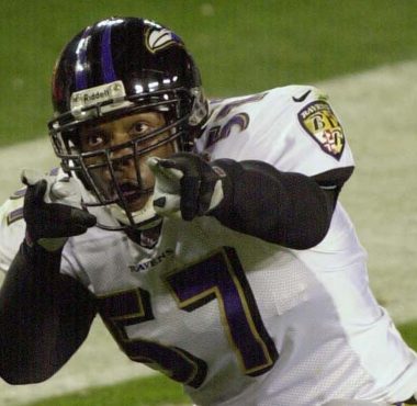 LB O.J. Brigance con los Baltimore Ravens en enero de 2001. Foto: Getty Images.