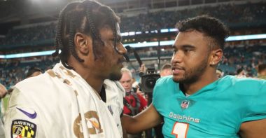 QB Lamar Jackson, Baltimore Ravens; QB Tua Tagovailoa, Miami Dolphins. Foto: Getty Images