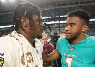 QB Lamar Jackson, Baltimore Ravens; QB Tua Tagovailoa, Miami Dolphins. Foto: Getty Images