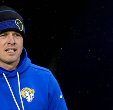 Mike LaFleur como coordinador ofensivo con Los Angeles Rams. Foto: Getty Images.