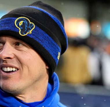 Mike LaFleur como coordinador ofensivo con Los Angeles Rams. Foto: Getty Images.