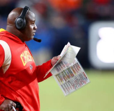 OC Eric Bienimy con los Kansas City Chiefs en diciembre de 2022. Foto: Getty Images.
