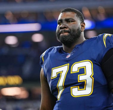 OL Mekhi Becton con Los Angeles Chargers en octubre del 2025. Foto: Getty Images.