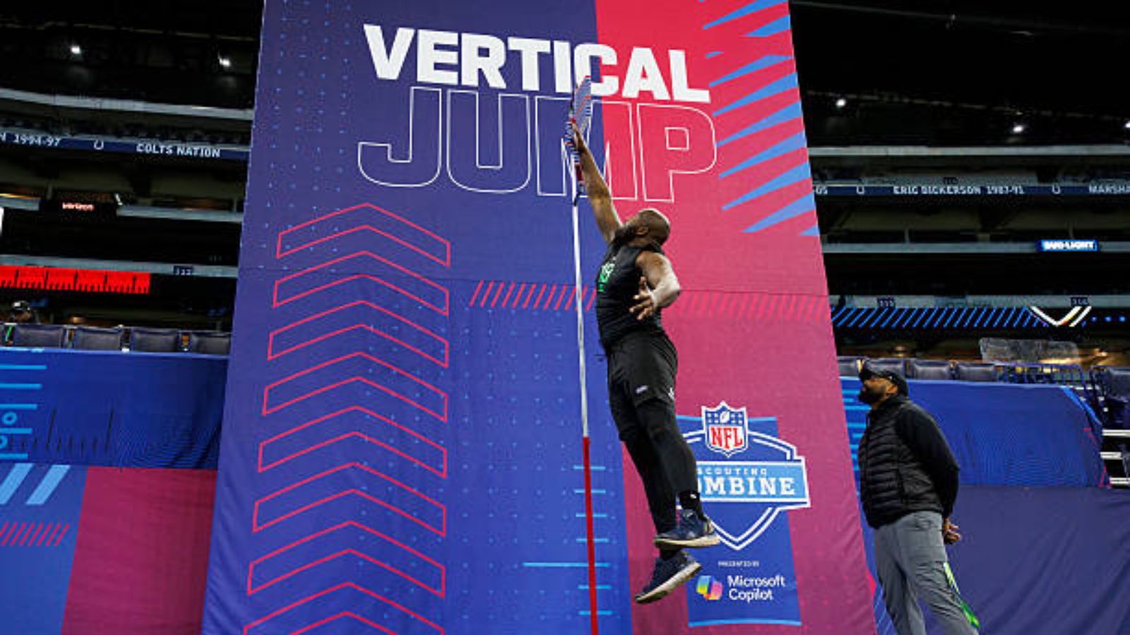 OT Myles Hinton, Philadelphia Eagles, en la prueba de salto vertical del Scouting Combine NFL. Foto: Getty Images. 