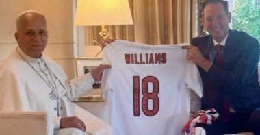 Papa León XIV con jersey autografiado del QB Caleb Williams. Foto. Getty Images.