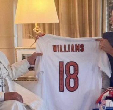 Papa León XIV con jersey autografiado del QB Caleb Williams. Foto. Getty Images.