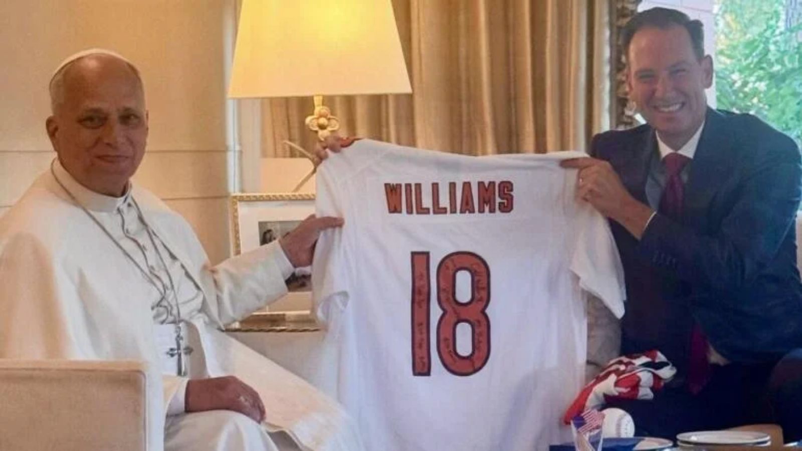 Caleb Williams le regaló un jersey al papa León XIV y este fue el detalle que llamó la atención