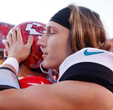 QB Patrick Mahomes, Kansas City Chiefs; y QB Trevor Lawrence, Jacksonville Jaguars. Foto: Getty Images