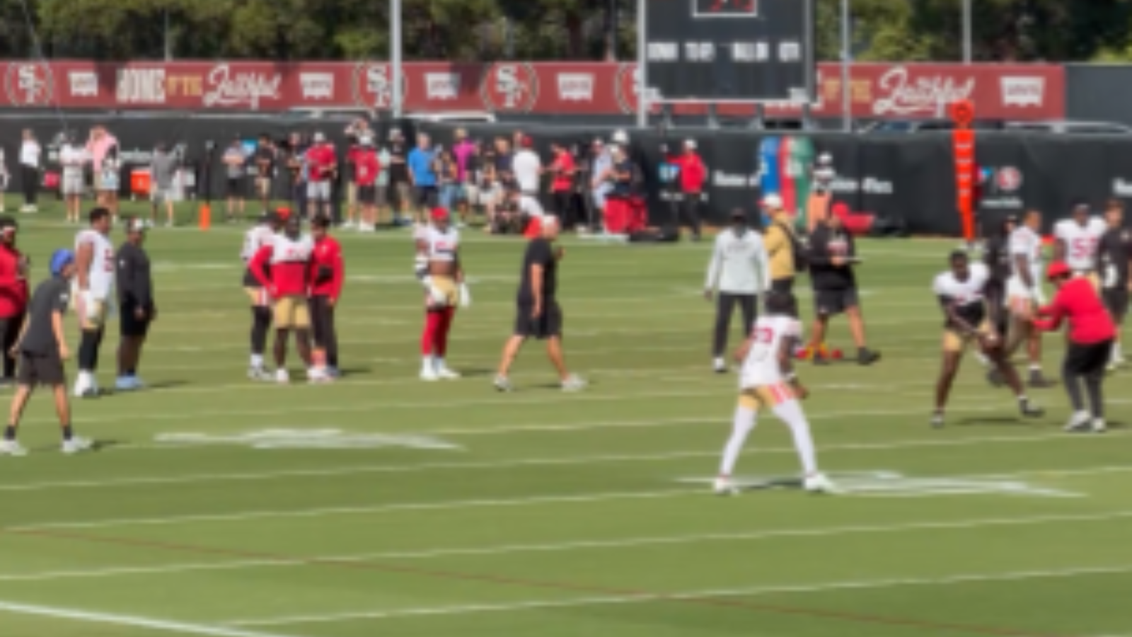 49ers y Titans protagonizan cuatro peleas en apenas 10 minutos de práctica conjunta