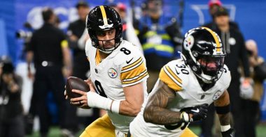 QB Aaron Rodgers y RB Jaylen Warren, Pittsburgh Steelers. Foto: Getty Images.