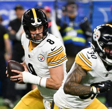 QB Aaron Rodgers y RB Jaylen Warren, Pittsburgh Steelers. Foto: Getty Images.