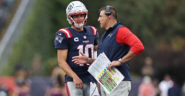 QB Drake Maye y HC Mike Vrabel, New England Patriots. Foto: Getty Images.