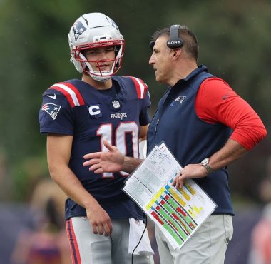 QB Drake Maye y HC Mike Vrabel, New England Patriots. Foto: Getty Images.