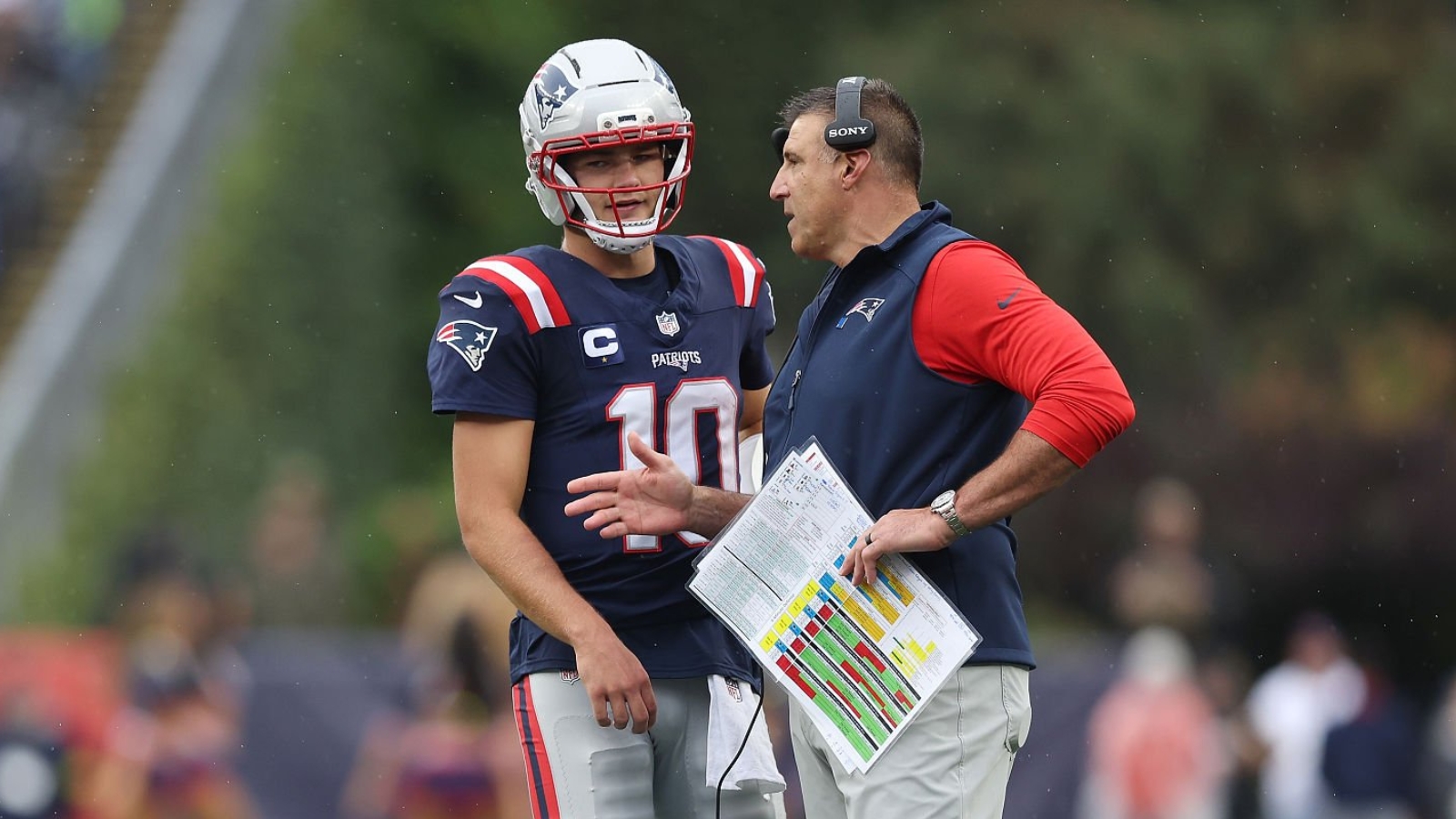 Mike Vrabel rompe el silencio sobre supuestos problemas con Drake Maye