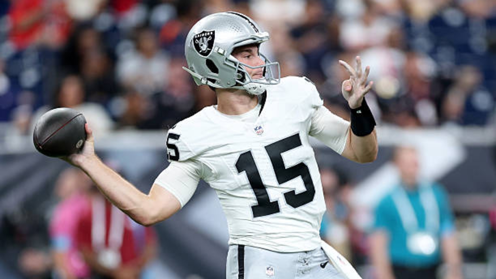Así fue la primera intercepción de Fernando Mendoza en la NFL con los Raiders
