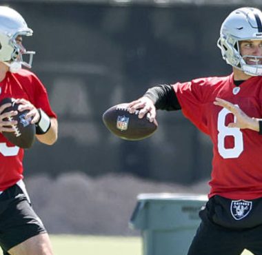 QB Fernando Mendoza y QB Kirk Cousins, Las Vegas Raiders. Foto: Getty Images.