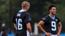 QB Haynes King y QB Bryce Young, Carolina Panthers. Foto: Getty Images.
