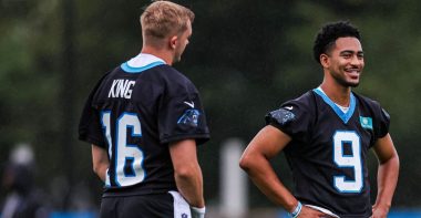 QB Haynes King y QB Bryce Young, Carolina Panthers. Foto: Getty Images.