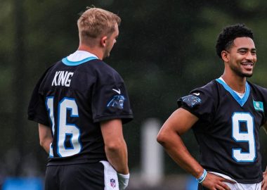 QB Haynes King y QB Bryce Young, Carolina Panthers. Foto: Getty Images.