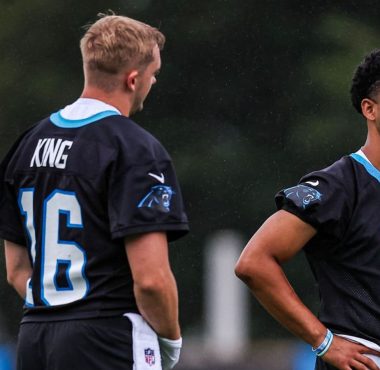 QB Haynes King y QB Bryce Young, Carolina Panthers. Foto: Getty Images.