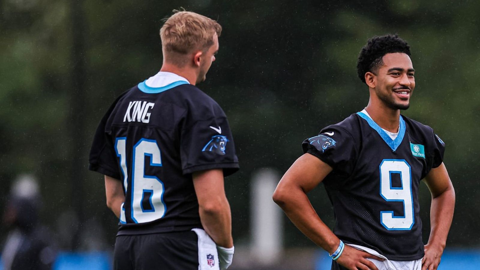 QB Haynes King y QB Bryce Young, Carolina Panthers. Foto: Getty Images.