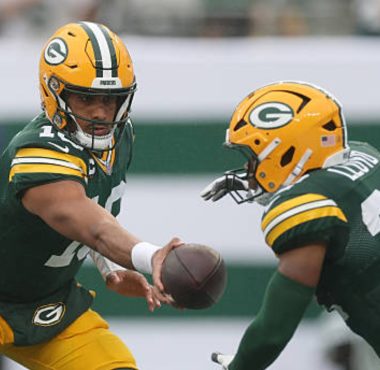 QB Jordan Love y RB Marshawn Lloyd, Green Bay Packers. Foto: Getty Images.
