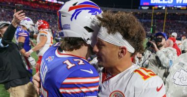 QB Josh Allen, Buffalo Bills; y QB Patrick Mahomes, Kansas City Chiefs. Foto: Bryan Bennett/Getty Images