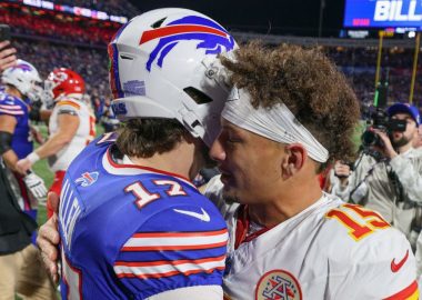 QB Josh Allen, Buffalo Bills; y QB Patrick Mahomes, Kansas City Chiefs. Foto: Bryan Bennett/Getty Images