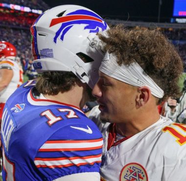 QB Josh Allen, Buffalo Bills; y QB Patrick Mahomes, Kansas City Chiefs. Foto: Bryan Bennett/Getty Images