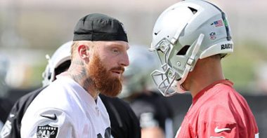 QB Kirk Cousins y DE Maxx Crosby, Las Vegas Raiders. Foto: Getty Images.