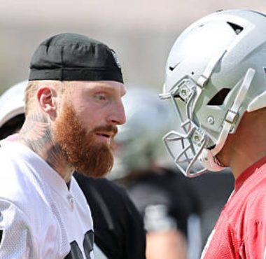 QB Kirk Cousins y DE Maxx Crosby, Las Vegas Raiders. Foto: Getty Images.