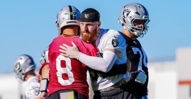 QB Kirk Cousins y DE Maxx Crosby, Las Vegas Raiders. Foto: Getty Images.