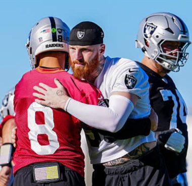 QB Kirk Cousins y DE Maxx Crosby, Las Vegas Raiders. Foto: Getty Images.