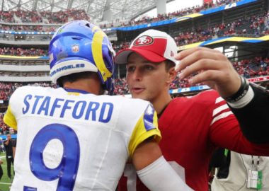 QB Matthew Stafford, Los Angeles Rams; y QB Brock Purdy, San Francisco 49ers. Foto: Getty Images.