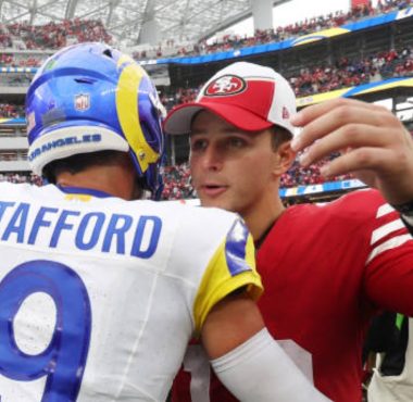 QB Matthew Stafford, Los Angeles Rams; y QB Brock Purdy, San Francisco 49ers. Foto: Getty Images.