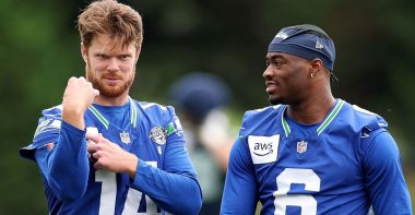 QB Sam Darnold y QB Jalen Milroe, Seattle Seahawks. Foto: Getty Images.