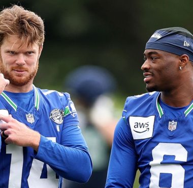 QB Sam Darnold y QB Jalen Milroe, Seattle Seahawks. Foto: Getty Images.