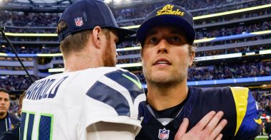 QB Sam Darnold, Seattle Seahawks; y QB Matthew Stafford. Los Angeles Rams. Foto: Getty Images
