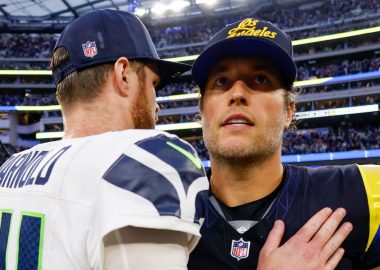 QB Sam Darnold, Seattle Seahawks; y QB Matthew Stafford. Los Angeles Rams. Foto: Getty Images