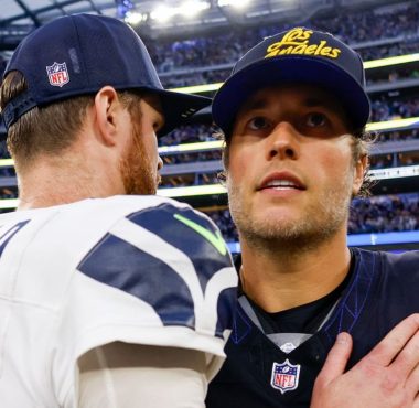 QB Sam Darnold, Seattle Seahawks; y QB Matthew Stafford. Los Angeles Rams. Foto: Getty Images