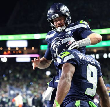 QB Sam Darnold y RB Kenneth Walker III, Seattle Seahawks. Foto Getty Images
