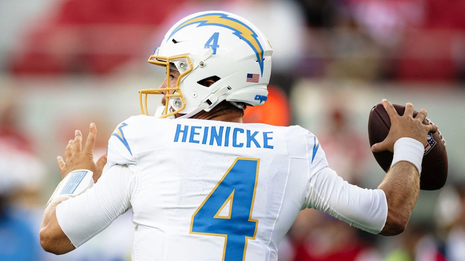 QB Taylor Heinicke con Los Angeles Chargers en la pretemporada NFL 2025.